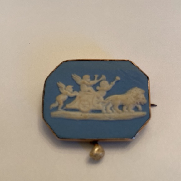 Wedgewood Blue & 9k gold brooch with small freshwater pearl. 3 cherubs & lions. - Picture 2 of 10